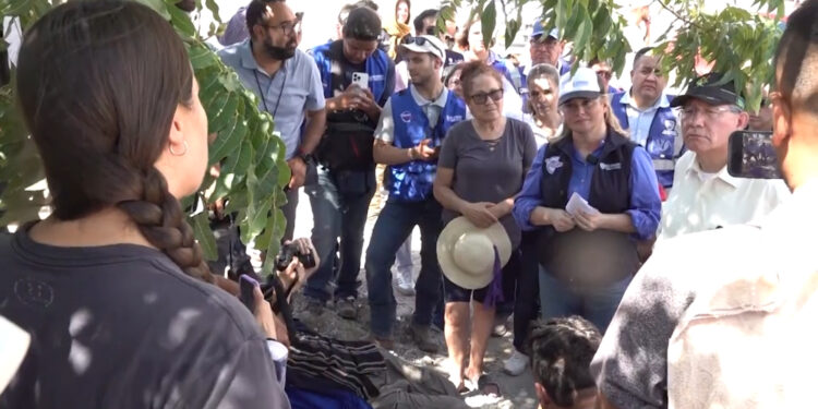 Recorre Gobernadora zonas afectadas por lluvias en Juárez