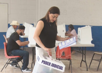 Alcaldesa Miriam Soto emite su voto en elecciones judiciales de Meoqui