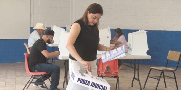 Alcaldesa Miriam Soto emite su voto en elecciones judiciales de Meoqui