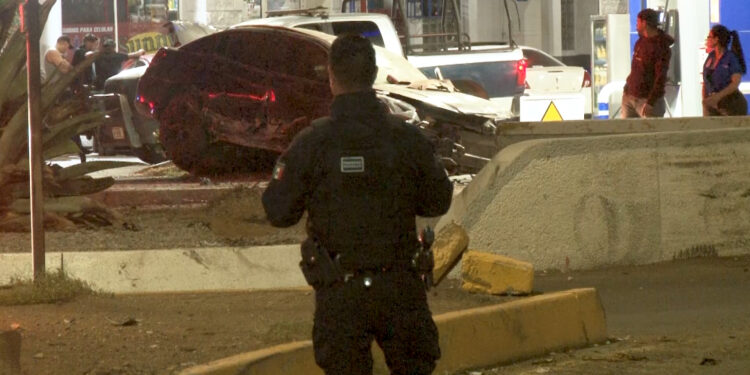 Vehículo quedó totalmente destrozado tras volcarse en Cuauhtémoc