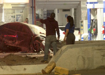 Vehículo quedó totalmente destrozado tras volcarse en Cuauhtémoc