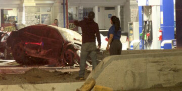 Vehículo quedó totalmente destrozado tras volcarse en Cuauhtémoc