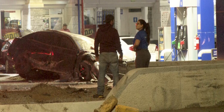 Vehículo quedó totalmente destrozado tras volcarse en Cuauhtémoc