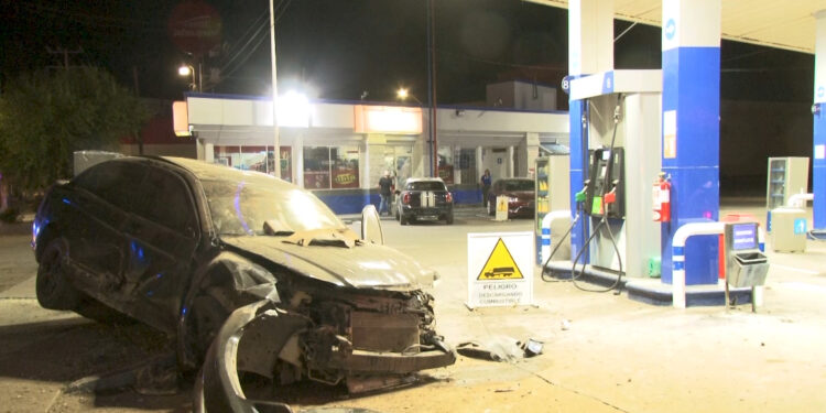 Vehículo quedó totalmente destrozado tras volcarse en Cuauhtémoc