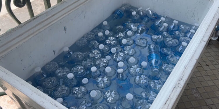 Instalan puntos de hidratación gratuitos en la capital