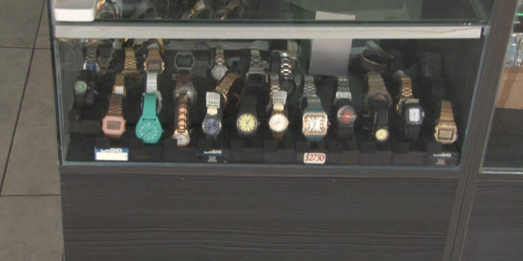 De última hora, acudieron a comprar regalo para papá