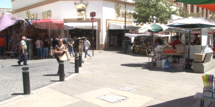De última hora, acudieron a comprar regalo para papá