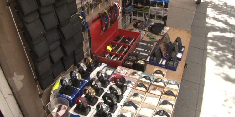 De última hora, acudieron a comprar regalo para papá