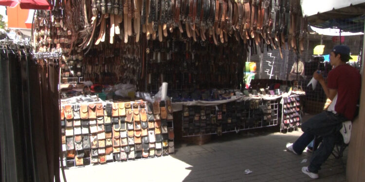 De última hora, acudieron a comprar regalo para papá