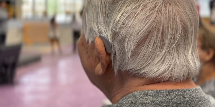 Programa “Todos Oídos” beneficia a 70 personas con aparatos auditivos