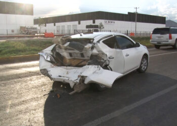 Choca en la salida a Juárez y huye del lugar