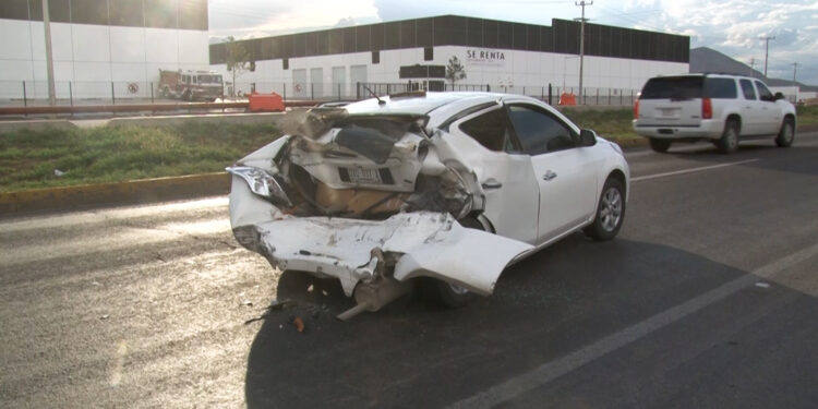 Choca en la salida a Juárez y huye del lugar