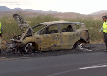 Camioneta se incendia en la carretera Chihuahua-Delicias