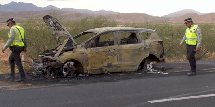 Camioneta se incendia en la carretera Chihuahua-Delicias