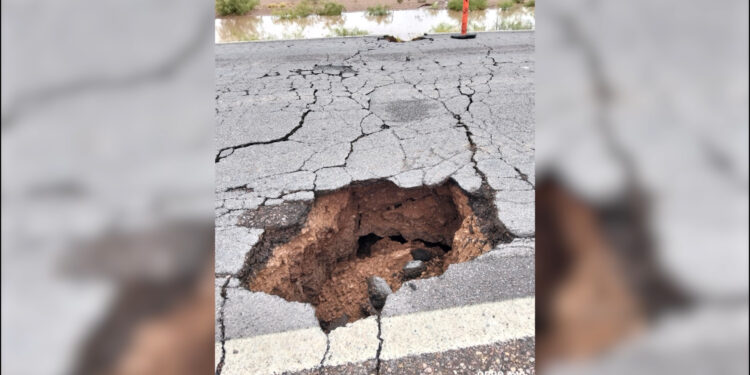 Cierran temporalmente carretera Aldama-Ojinaga por socavón