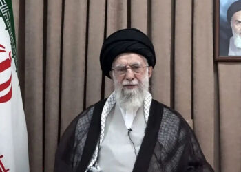 Líder supremo de Irán amenaza a EU con “daño irreparable” si entra en su conflicto con Israel