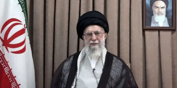 Líder supremo de Irán amenaza a EU con “daño irreparable” si entra en su conflicto con Israel