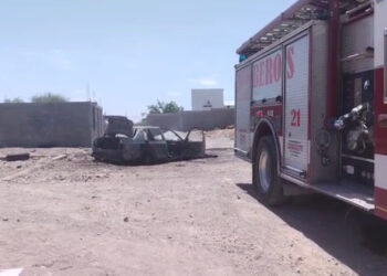 Incendio en taller de Delicias deja auto quemado