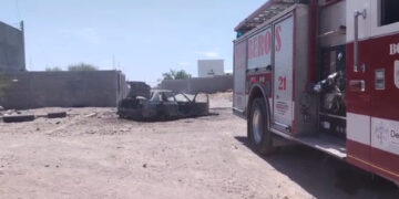Incendio en taller de Delicias deja auto quemado
