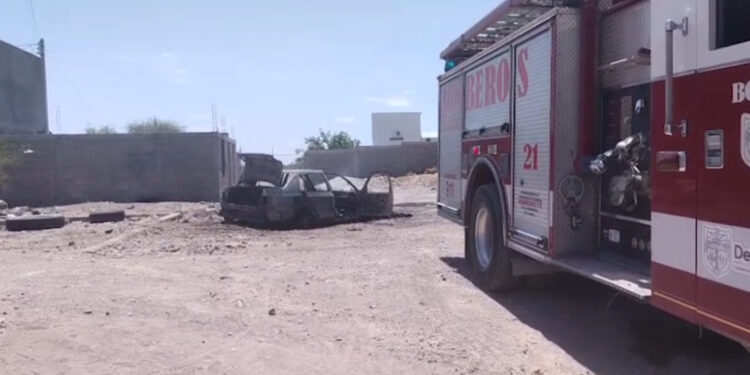 Incendio en taller de Delicias deja auto quemado