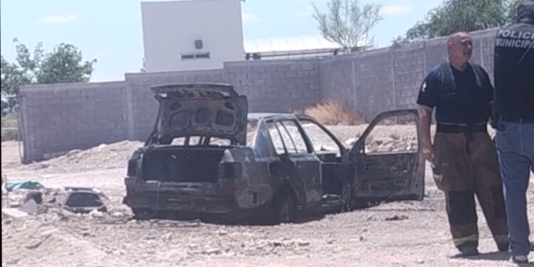 Se incendia vehículo en taller de Delicias