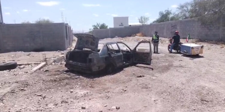 Se incendia vehículo en taller de Delicias