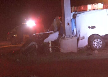 Joven pierde la vida al impactar su vehículo contra poste en Cuauhtémoc