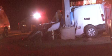 Joven pierde la vida al impactar su vehículo contra poste en Cuauhtémoc