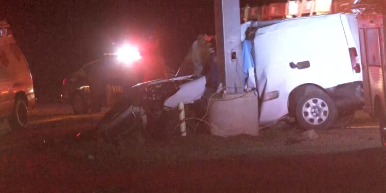 Joven pierde la vida al impactar su vehículo contra poste en Cuauhtémoc