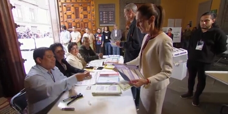 Acudió Sheinbaum a elecciones en Palacio Nacional