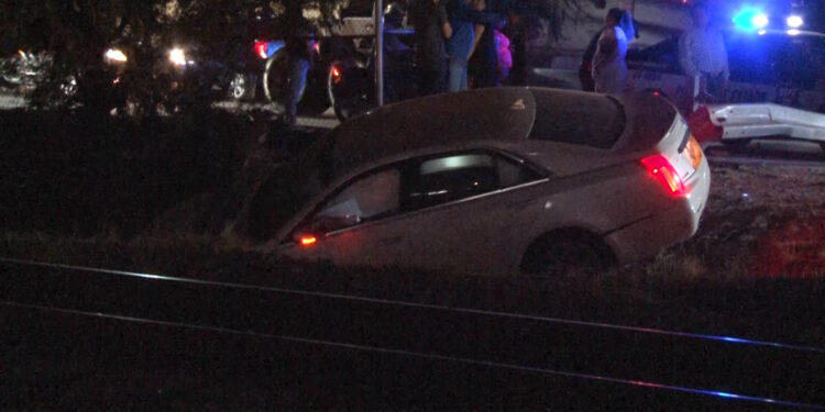 Choca y cae en canaleta en la Vialidad Ch-P