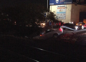 Choca y cae en canaleta en la Vialidad Ch-P