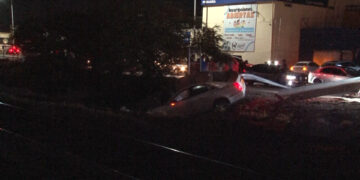 Choca y cae en canaleta en la Vialidad Ch-P