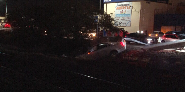 Choca y cae en canaleta en la Vialidad Ch-P