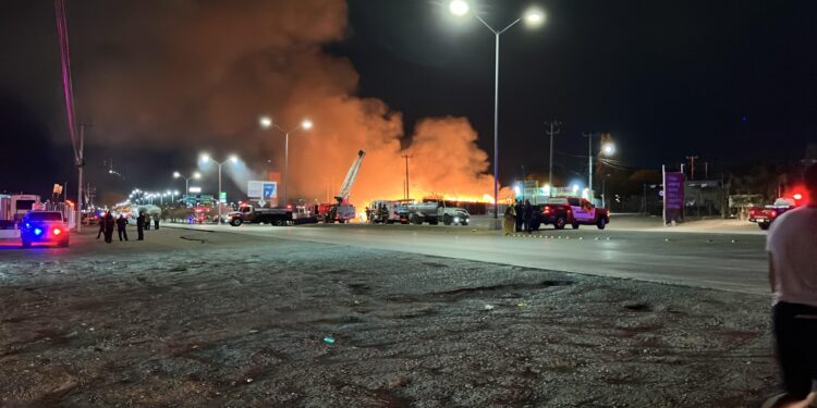 Incendio arrasa con pizzería y maderería en la carretera a Aldama