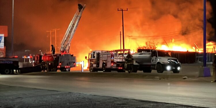 Incendio arrasa con pizzería y maderería en la carretera a Aldama