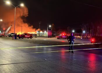Incendio arrasa con pizzería y maderería en la carretera a Aldama