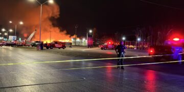 Incendio arrasa con pizzería y maderería en la carretera a Aldama