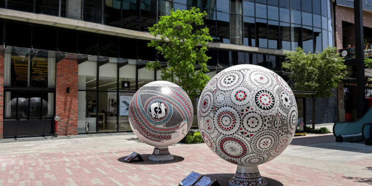 Invitan a visitar exposición de esferas monumentales de Mata Ortíz en Distrito Uno