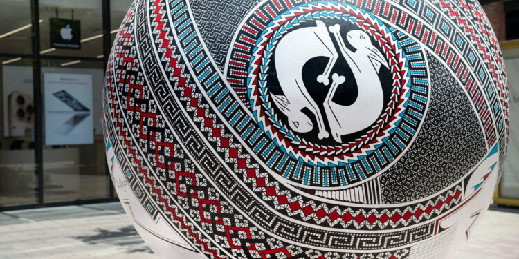 Invitan a visitar exposición de esferas monumentales de Mata Ortíz en Distrito Uno