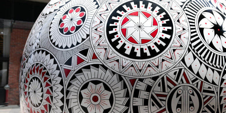 Invitan a visitar exposición de esferas monumentales de Mata Ortíz en Distrito Uno
