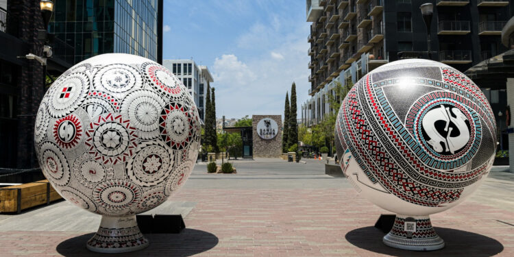 Invitan a visitar exposición de esferas monumentales de Mata Ortíz en Distrito Uno