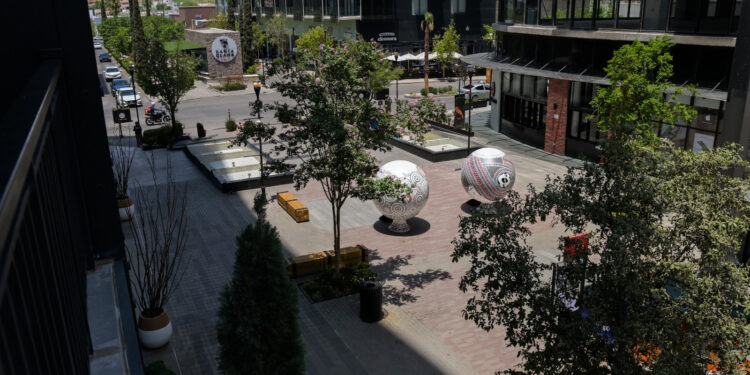 Invitan a visitar exposición de esferas monumentales de Mata Ortíz en Distrito Uno