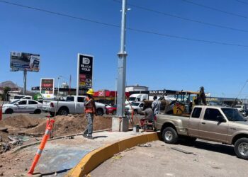 Reparan poste tras accidente fatal en el Periférico Lombardo Toledano