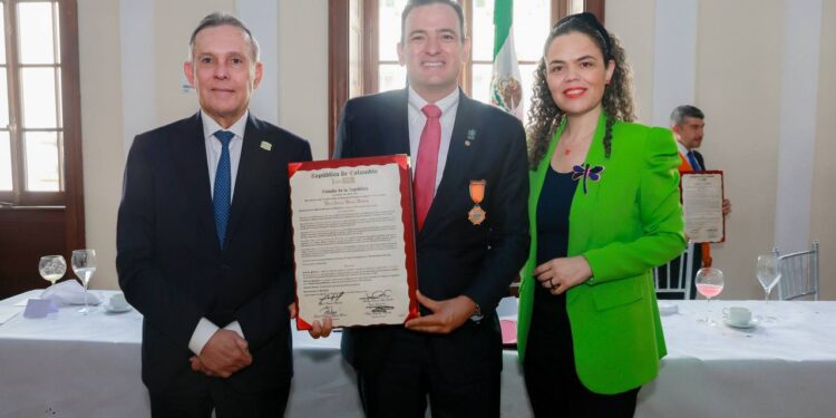 Marco Bonilla recibe condecoración en Colombia por políticas públicas