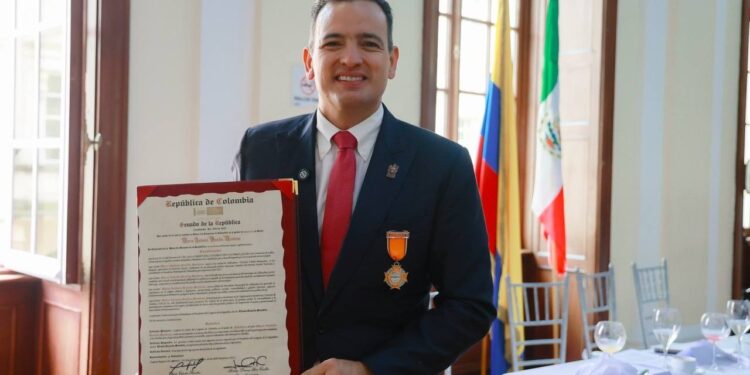 Marco Bonilla recibe condecoración en Colombia por políticas públicas