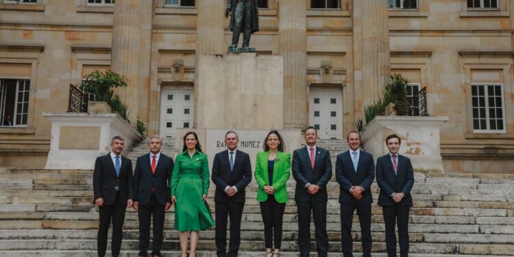 Marco Bonilla recibe condecoración en Colombia por políticas públicas