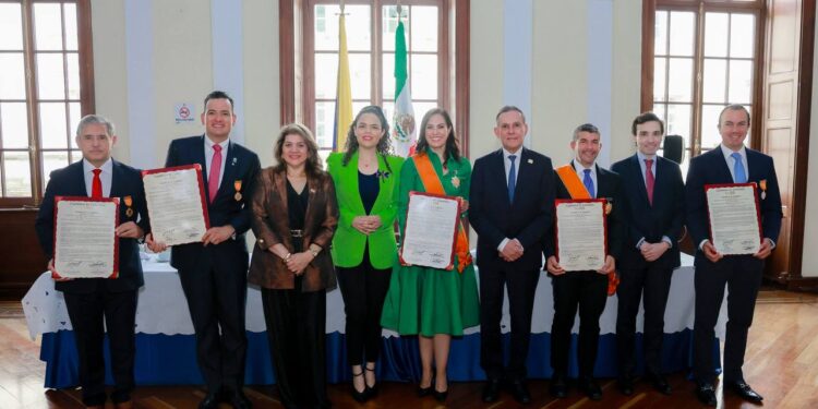 Marco Bonilla recibe condecoración en Colombia por políticas públicas