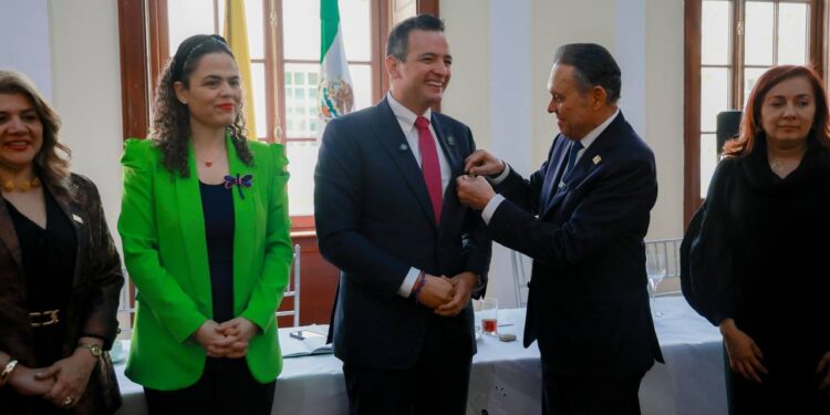 Marco Bonilla recibe condecoración en Colombia por políticas públicas