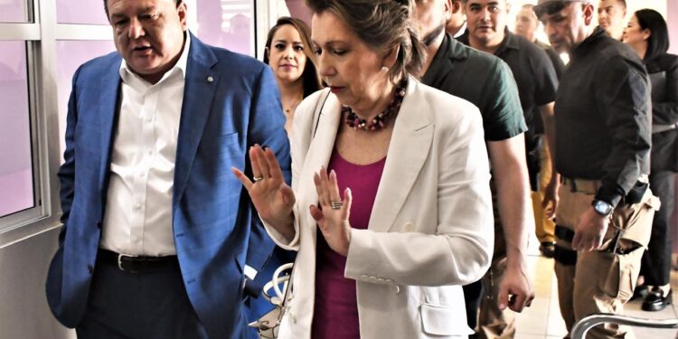 César Jáuregui recibe a la creadora del programa “Antenas por los Niños”